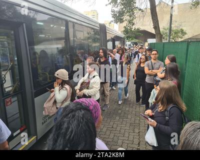 Sao Paulo, Sao Paulo, Brasilien. November 2023. SAO PAULO (SP), 28/2023 - GREVE/METRO/ONIBUS/SP - Sao Paulo Metro und Zugsystem, das wegen angeblicher Privatisierungen 24 Stunden lang angehalten wurde (Foto: Oslaim Brito/Thenews2/Zumapress) (Credit Image: © Oslaim Brito/TheNEWS2 via ZUMA Press Wire) NUR REDAKTIONELLE VERWENDUNG! Nicht für kommerzielle ZWECKE! Stockfoto