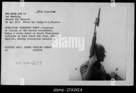 Marine Corporal M. Correa überwacht südvietnamesische Flüchtlinge, die am 29. April 1975 an Bord der USS Hancock gehen. Foto von Cysgt. D.L. Shearer dokumentiert die ersten MarBrig-Aktivitäten. Stockfoto