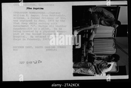 Bildunterschrift: Captain William K. Angus, ein ehemaliger Kriegsgefangener, erhielt während der Operation Homecoming im Februar 1967 eine Physiotherapie im United States Naval Hospital in Camp Pendleton, Kalifornien. Angus, der im Juni 1972 von den Viet Cong gefangen genommen wurde, diente als Pilot bei der Marine All Weather Squadron-224 und trat im Februar 1967 in das Marine Corps ein. Foto Des Verteidigungsministeriums (Marine Corps). Stockfoto