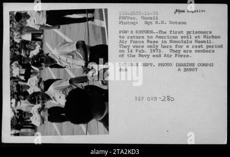 Amerikanische Kriegsgefangene kehrten am 14. Februar 1973 auf dem Hickam Air Force Base in Honolulu, Hawaii, nach amerikanischem Boden zurück. Zu diesen Gefangenen gehören Mitglieder der Navy und der Luftwaffe, und sie waren für eine kurze Zeit hier. Dieses Foto ist Teil der Operation Homecoming, der Rückführung von Kriegsgefangenen der US-Marine während des Vietnamkriegs. Stockfoto