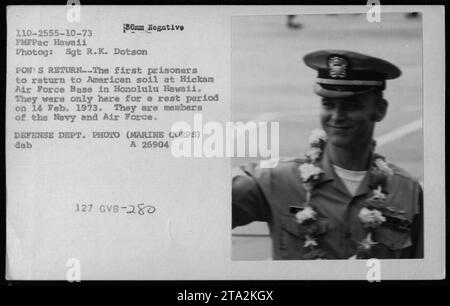 Kriegsgefangene der US Navy und Air Force kehren am 14. Februar 1973 auf der Hickam Air Force Base in Honolulu, Hawaii, zurück. Dieses Bild zeigt die ersten Gefangenen, die während der Operation Homecoming, der Rückführung von Kriegsgefangenen aus der US-Marine, für eine Ruhezeit eingetroffen waren. VERTEIDIGUNGSABTEILUNG. FOTO (MARINE CORPS).“ Stockfoto