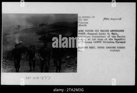 Generalleutnant Lewis W. Walt, Assistant Commandant des Marine Corps, besuchte am 3. November 1970 die III. Marine Amphibious Force in Vietnam. Dieses Foto zeigt die militärischen Aktivitäten während des Vietnamkriegs. [Sachliche Aussage über das Bild, Erfassung des Motivs, des Ortes und des Datums.] Stockfoto