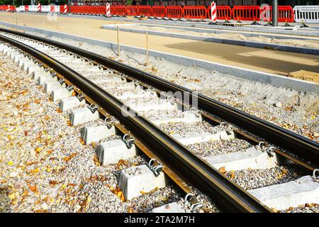 Vollständige Rekonstruktion der Straße mit Straßenbahngleis und Straßenoberflächenersatz Stockfoto