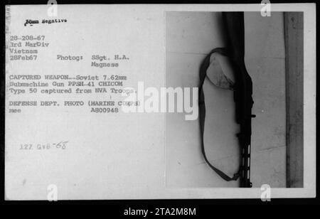 Ein erobertes sowjetisches 7,62 mm Maschinengewehr PPSH-41 CHICOM Typ 50 wurde am 28. Februar 1967 von der 3. Marine-Division in Vietnam von den NVA-Truppen genommen. Das Foto wurde von SSgt aufgenommen. H.A. Magness und ist Teil der Sammlung des Verteidigungsministeriums. Stockfoto