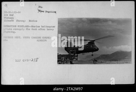 Hubschrauberpiloten in CH-46 Helikoptern versorgen Khe Sanh nach intensivem Kampf während der Operation Scotland am 25. Januar 1968 wieder. Das Foto von Narina zeigt die Helikopter in Aktion. Dies ist ein offizielles Foto des Verteidigungsministeriums vom Marinekorps, das die militärischen Aktivitäten während des Vietnamkriegs feststellt. Stockfoto