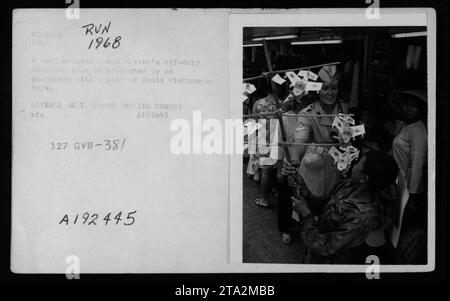 Bildunterschrift: Frauen Marines auf einer freien Einkaufstour in Saigon im Jahr 1968 treffen auf zwei kleine vietnamesische Jungen. Das Foto fängt einen unbeschwerten Moment der Interaktion während ihrer Zeit im Übersee ein. Dieses Foto des Verteidigungsministeriums wurde vom Marinekorps aufgenommen und wird als A192445 identifiziert. Stockfoto