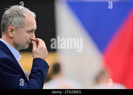 Ceske Budejovice, Tschechische Republik. November 2023. Der Trainer von Jihostroj Andrzej Kowal reagierte beim 2. Runde Gruppenspiel der Männer in der 2. Runde Jihostroj Ceske Budejovice gegen Jastrzebski Wegiel in Ceske Budejovice, Tschechische Republik, am 28. November 2023. Quelle: Vaclav Pancer/CTK Photo/Alamy Live News Stockfoto