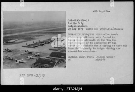 Foto der Operation Frequent Wind während des Vietnamkriegs am 29. April 1975. Das Bild zeigt südvietnamesische Militärangehörige, die während einer Evakuierungsübung ihre Flugzeuge auf der Tan Son Nhut Airbase in Saigon verlassen haben. Sie mussten ihre Flugzeuge verlassen, um nicht von feindlichen SA-7-Raketen zerstört zu werden. Foto von Gysgt.D.L.Shearer. (Foto: 091-0850-139-75 1. MarBrig. Saigon, Vietnam, 29. April 1975) Stockfoto