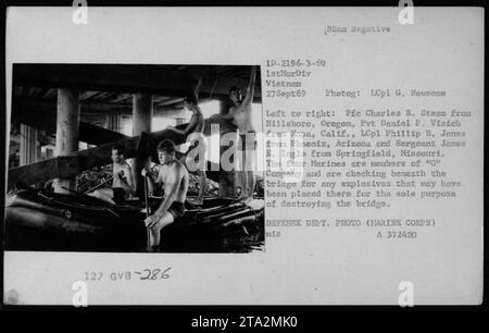 Am 27. September 1969 patrouillieren Marines der C-Kompanie unter einer Brücke in Vietnam, um Sprengstoffe zu untersuchen, um die Zerstörung während des Vietnamkrieges zu verhindern. Stockfoto