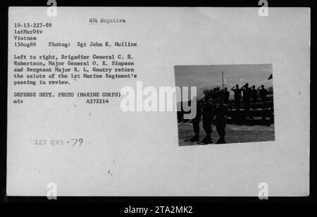 Der stellvertretende Marineminister John Warner, der Verteidigungsminister Melvin Laird und Norman Vincent Peale nehmen an einer Zeremonie am 15. August 1969 während des Vietnamkriegs Teil. Sie werden beobachtet, wie Mitglieder des 1. Marine-Regiments eine Überprüfung durchlaufen, wobei Brigadegeneral C. S. Robertson, Generalmajor O. R. Simpson und Sergeant Major R. L. Gentry den Gruß zurückgaben. Foto des Verteidigungsministeriums vom Marine Corps Foto Sgt. John K. Mullins. (Bildunterschrift: Zeremonie mit Assistent SEC. Von Navy Warner, SEC. Von Defense Laird und Dr. N. Peale beobachten das erste Marine Regiment in Revie Stockfoto