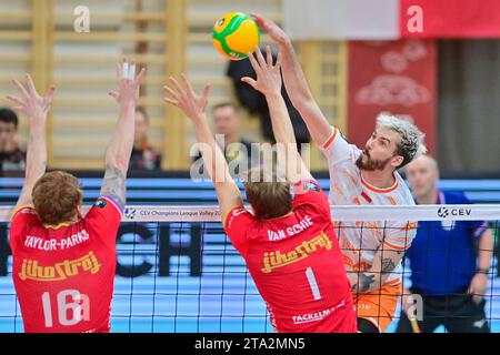 Ceske Budejovice, Tschechische Republik. November 2023. Tomasz Fornal von Wegiel, rechts, in Aktion während des 2. Runde Gruppenspiel der Männer in der 2. Runde Jihostroj Ceske Budejovice gegen Jastrzebski Wegiel in Ceske Budejovice, Tschechische Republik, 28. November 2023. Quelle: Vaclav Pancer/CTK Photo/Alamy Live News Stockfoto