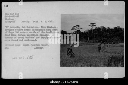 Marines des 1. Bataillons, 26. Marines, rücken während der Operation Prairie I am 23. September 1966 in Richtung eines von der nordvietnamesischen Armee gehaltenen Dorfes südlich der entmilitarisierten Zone vor. Sie entdecken und zerstören feindliche Bunker und Versorgungsstellen. Das Foto wurde von LCpl aufgenommen. N. B. Anruf. Foto des Verteidigungsministeriums A188294 127. Stockfoto