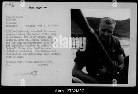 Der 18-jährige Marine-Corps-Soldat Pre Billy Burke aus Waco, Texas, wird am 10. September 1968 beobachtet und beobachtet die feindlichen Bewegungen entlang des Song Cu de River während eines Kampfes in Vietnam. Er besetzte ein Maschinengewehr des Kalibers .30 auf einem der Fahrzeuge des 3. Amphibientraktorbataillons. Burke arbeitet auch als Bataillonmechaniker. Stockfoto