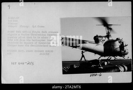 Am 28. Mai 1967 startete eine Marine Observation Squadron-6 von einer Hubschrauberlandeplattform während der Operation Beau Charger in der Nähe der entmilitarisierten Zone in Vietnam. Der Crewmann des Flugdecks signalisiert, dass das Kanonenschiff für den Start frei ist. Dieses Foto wurde von CPL Coun im Auftrag des Verteidigungsministeriums aufgenommen. Stockfoto