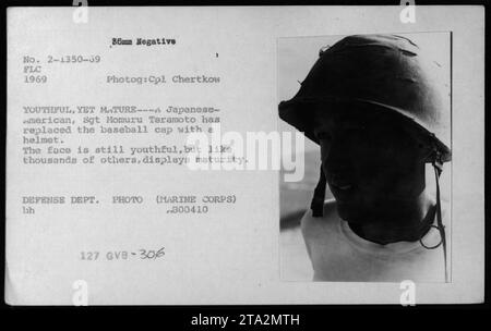Sgt Momuru Teramoto, ein japanisch-amerikanischer Soldat, trägt während des Vietnamkriegs 1969 einen Helm, der Jugend und Reife reflektiert und die militärischen Aktivitäten der USA dokumentiert. Stockfoto