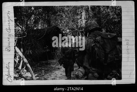 Kampfeinsätze während der Operation Dewey Canyon im Jahr 1968. Soldaten werden auf schwierigem Gelände gesehen, wahrscheinlich in der Region Des A Shau Valley. Die angezeigten Personen sind Teil der GVB-08-Einheit, einer Infanterieeinheit, die wahrscheinlich an dieser Operation beteiligt ist. Stockfoto