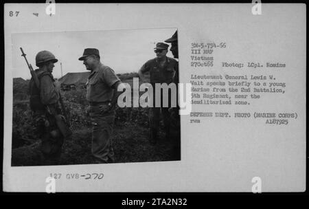 Generalleutnant Lewis W. Walt unterhält sich mit einem jungen Marine des 2. Bataillons, 5. Regiment in der Nähe der entmilitarisierten Zone in Vietnam. Foto am 27. Oktober 1966 mit Offizieren und Beamten, darunter Lyndon Johnson und Col P X Kelley. Foto des Verteidigungsministeriums (Marine Corps) A187925. Stockfoto