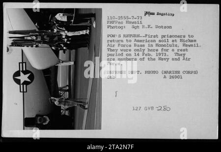 US-Marine-Kriegsgefangene, die auf dem Hickam Air Force Base in Honolulu, Hawaii, nach amerikanischem Boden zurückkehren. Die Häftlinge hielten vorübergehend zur Ruhe, bevor sie am 14. Februar 1973 weiterfuhren. Dieses Foto zeigt Mitglieder der Navy und der Air Force. Dieses Bild wurde während der Operation Homecoming aufgenommen, der Rückführung von Kriegsgefangenen. Stockfoto