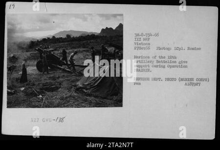 Marines des 12. Artilleriebataillons unterstützen die Operation Prairie I am 27. Oktober 1966 in Vietnam. Das Foto zeigt Soldaten, die während der Operation im Kampf waren. Dieses Bild ist Teil einer Sammlung, die die amerikanischen Militäraktivitäten während des Vietnamkriegs dokumentiert. Stockfoto