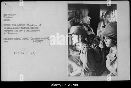 Blick auf die kampfbereiten United States Marines in einem Hubschrauber in Vietnam im September 1965. Foto vom Verteidigungsministerium. Stockfoto