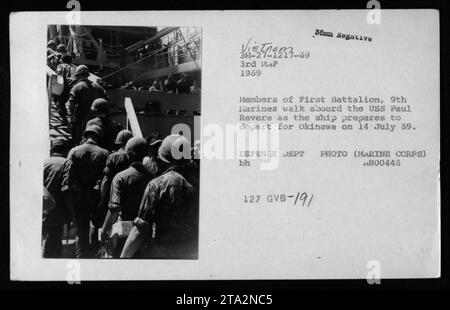 Mitglieder des 1. Bataillons, 9. Marines, gehen an Bord der USS Paul Revere, um am 14. Juli 1969 während des Vietnamkrieges nach Okinawa zu reisen. Foto vom Verteidigungsministerium. Stockfoto