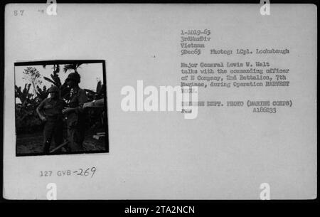 Major General Levis W. Walt im Gespräch mit dem Befehlshaber der B Kompanie, 2. Bataillon, 7. Marines, während der Operation HARVEST MOON in Vietnam am 9. Dezember 1965. Weitere anwesende Beamte sind Robert McNamara, Richard Nixon und Billy Graham. Foto von LCpl. Lookabaugh. Stockfoto
