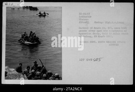 Marines von Brave Company, 1/1, überqueren einen Fluss, nachdem sie die Operation früh abgeschlossen haben. Die Operation fand 12 Meilen südlich von Dallang am 25. März 1967 statt, an der die 1. Marine Division in Vietnam beteiligt war. Dieses Foto wurde von LCpl aufgenommen. R.A. Lowas und ist Teil der Sammlung des Verteidigungsministeriums. Stockfoto