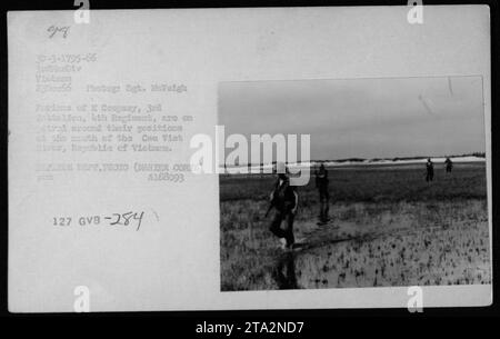 Soldaten der K Kompanie, 3. Bataillon, 4. Regiment, patrouillieren um ihre Positionen an der Mündung des Cau Viet in der Republik Vietnam. Das Foto wurde am 23. Dezember 1966 von Sgt. McVeigh Ferrines vom US Marine Corps aufgenommen. Stockfoto