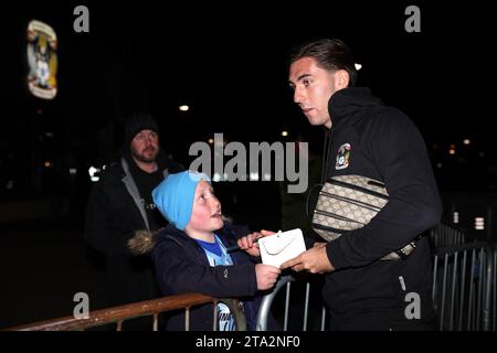 Luis Binks (rechts) von Coventry City unterzeichnet Autogramme für Fans vor dem Spiel der Sky Bet Championship in der Coventry Building Society Arena in Coventry. Bilddatum: Dienstag, 28. November 2023. Stockfoto