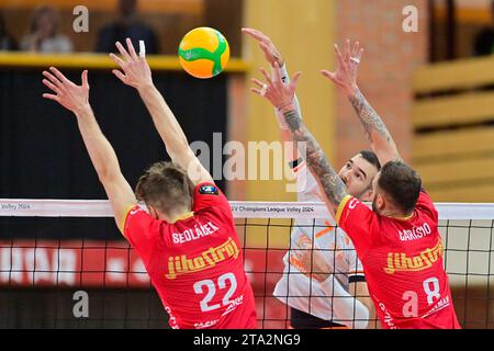 Ceske Budejovice, Tschechische Republik. November 2023. Marko Sedlacek von Wegiel, Zentrum, in Aktion während des 2. Runde Gruppenspiels der Männer Volleyball Champions League Jihostroj Ceske Budejovice gegen Jastrzebski Wegiel in Ceske Budejovice, Tschechische Republik, 28. November 2023. Quelle: Vaclav Pancer/CTK Photo/Alamy Live News Stockfoto