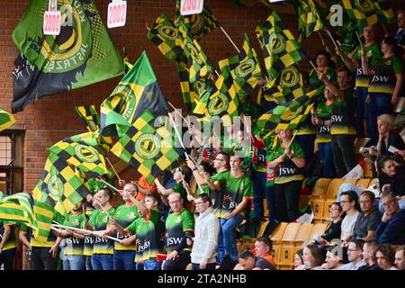 Ceske Budejovice, Tschechische Republik. November 2023. Fans von Jastrzebski Wegiel während des 2. Runde Gruppenspiels der Männer in der Gruppe D Jihostroj Ceske Budejovice gegen Jastrzebski Wegiel in Ceske Budejovice, Tschechische Republik, 28. November 2023. Quelle: Vaclav Pancer/CTK Photo/Alamy Live News Stockfoto