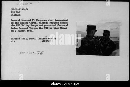 General Leonard F. Chapman Jr., Kommandant des Marine Corps, überreicht am 9. August 1969 Corporal Pedro Raymond Vargas die Silberne Stern-Medaille an Bord der USS Valley Forge. Dieses Foto fängt den Moment während des Vietnamkriegs ein. Stockfoto