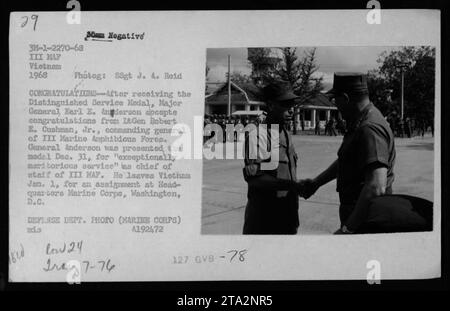 Major General Earl E. Anderson erhält Glückwünsche von Lt. Robert E. Cushman, Jr., nach der Verleihung der Distinguished Service Medal. Diese Zeremonie fand 1968 in Vietnam während des Vietnamkrieges statt. General Anderson wurde für seine herausragenden Dienste als Stabschef der III. Marine Amphibious Force ausgezeichnet. Er verließ Vietnam am 1. Januar, um einen neuen Einsatz beim Hauptquartier Marine Corps in Washington, D.C. aufzunehmen. Stockfoto