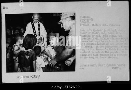 Colonel D.PT Wyckoff und Major John Colia vom 3. Marine Division Civil Affairs Office verteilen am 17. Januar 1966 Spielzeug an Waisen vor einer buddhistischen Pagode am Stadtrand von Danang. Im Hintergrund steht der ehrwürdige Thich Incam Hu, der residierende Priester und auch ein Armeekaplan. (Quelle: Foto Des Verteidigungsministeriums - Marine Corps) Stockfoto