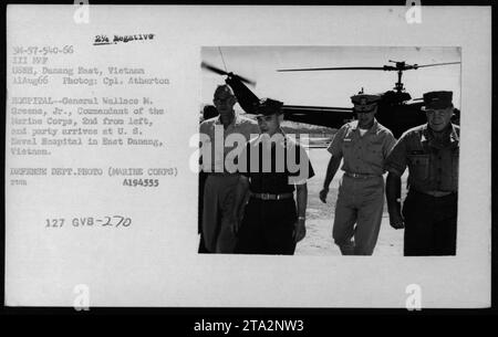 „Krankenhausbesuch von General Wallace M. Greene Jr., Comandant des Marine Corps, und Party im U.S. Naval Hospital in East Danang, Vietnam. Das Foto wurde am 11. August 1966 von Corporal Atherton aufgenommen. Foto des Verteidigungsministeriums (Marine Corps) 21/A194555 127 GVB-270." Stockfoto