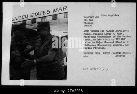 Generalleutnant Lewis W. Walt, stellvertretender Kommandant des Marine Corps, ist zu sehen, wie er während des Vietnamkriegs die III. Marine Amphibious Force besucht. Auf diesem Foto ist General Walt im Gespräch mit Generalmajor Charles F. Widdecke, dem Commanding General der 1st Marine Division zu sehen. Die Begehung fand am 1. November 1970 statt. Stockfoto