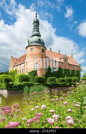 Das Renaissanceschloss Vittskövle mit Park, blühenden Blumen und Wassergraben in Südschweden im Sommer Stockfoto