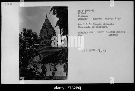 USMC und vietnamesische Gebäude und Bunker, die auf diesem Foto vom 28. September 1967 zu sehen sind, zeigen die Strukturen, die an militärischen Aktivitäten während des Vietnamkriegs beteiligt waren. Das Bild bietet einen sachlichen Einblick in die verschiedenen Arten von Gebäuden und Bunkern, die von den Militärs der Vereinigten Staaten und Vietnams benutzt wurden. Stockfoto