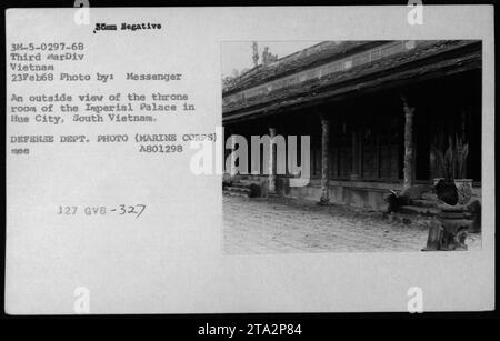 Außenansicht des Thronsaals des Kaiserpalastes in Hue City, Südvietnam. Dieses Foto wurde am 23. Februar 1968 während einer militärischen Aktivität der Dritten Marine Division aufgenommen. Das Gebäude zeigt Gebäude und Bunker, die sowohl von der USMC als auch von den vietnamesischen Truppen während des Vietnamkriegs genutzt wurden. Foto von Messenger. Stockfoto