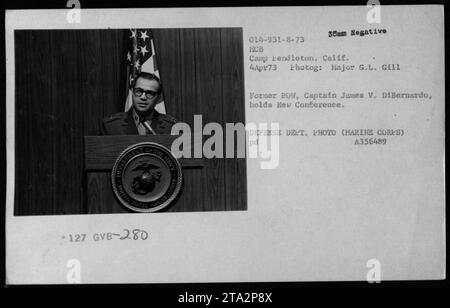 Captain James V. DiBernardo, ein ehemaliger Kriegsgefangener, hält am 4. April 1973 eine Pressekonferenz im MCB Camp Pendleton, Kalifornien, im Rahmen der Operation Homecoming ab. Auf dem Foto spricht er mit den Medien, während er das Marine Corps repräsentiert. Das Foto ist ein offizielles Foto des Verteidigungsministeriums, aufgenommen von Major G.L. Gill. Stockfoto