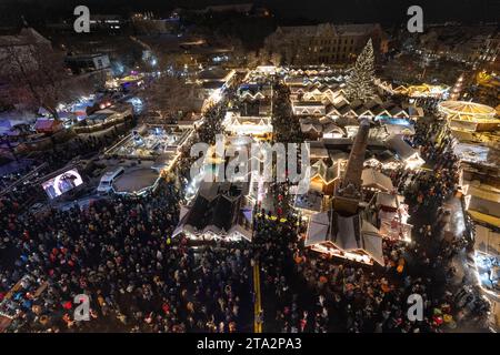 Weihnachtsmarkt Erfurt 2023 28112023 - Blick auf den Weihnachtsmarkt 2023 Eroeffnung des Erfurter Weihnachtsmärkte bei Schnee. Erfurt Thüringen Deutschland *** Weihnachtsmarkt Erfurt 2023 28112023 Ansicht des Weihnachtsmarktes 2023 Eröffnung des Erfurter Weihnachtsmarktes im Schnee Erfurt Thüringen Deutschland 281123 ppb-60 Credit: Imago/Alamy Live News Stockfoto