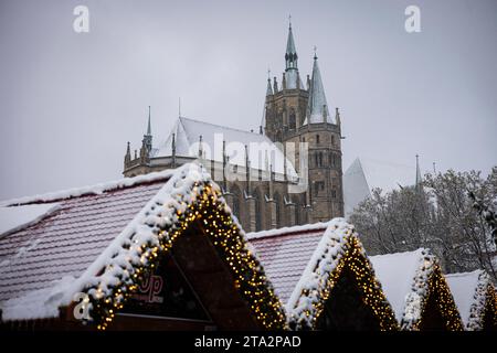 Erfurter Weihnachtsmarkt 2023 28112023 - Der Erfurter Dom St. Marien Eroeffnung des Erfurter Weihnachtsmärkte bei Schnee. Erfurt Thüringen Deutschland *** Erfurter Weihnachtsmarkt 2023 28112023 Erfurter Dom St. Marien Eröffnung des Erfurter Weihnachtsmarktes im Schnee Erfurt Thüringen Deutschland 281123 ppb-58 Credit: Imago/Alamy Live News Stockfoto