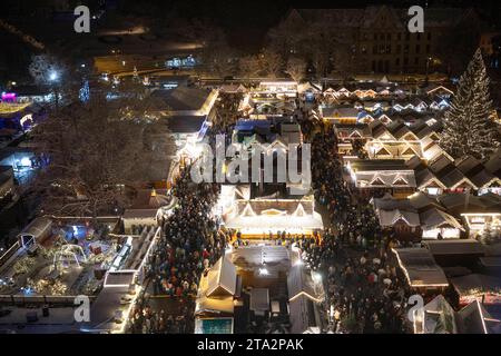 Weihnachtsmarkt Erfurt 2023 28112023 - Blick auf den Weihnachtsmarkt 2023 Eroeffnung des Erfurter Weihnachtsmärkte bei Schnee. Erfurt Thüringen Deutschland *** Weihnachtsmarkt Erfurt 2023 28112023 Ansicht des Weihnachtsmarktes 2023 Eröffnung des Erfurter Weihnachtsmarktes im Schnee Erfurt Thüringen Deutschland 281123 ppb-59 Credit: Imago/Alamy Live News Stockfoto