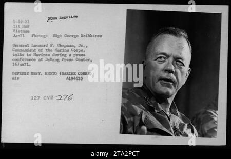 General Leonard F. Chapman Jr., Kommandeur des Marine Corps, spricht am 16. Januar 1971 bei einer Pressekonferenz im Dalang Press Center in Vietnam mit den Marines. Stockfoto