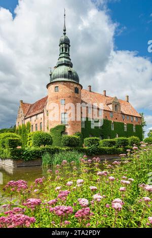 Das Renaissanceschloss Vittskövle mit Park, blühenden Blumen und Wassergraben in Südschweden im Sommer Stockfoto