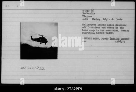 UH-34 Hubschrauber der Marine Attack Squadron 222 (GVB-222) legen während der Operation DOPPEL EAGLE in Vietnam 1966 C-Rationen und Wasservorräte in einem Basislager in den Bergen ab. Der Hubschrauber, der hier gesehen wird, verlässt das Gebiet nach dem Vorrat. Foto von LCpl. J. Lewis. VERTEIDIGUNGSABTEILUNG. FOTO (MARINE CORPS) A186971 ZWA. Stockfoto