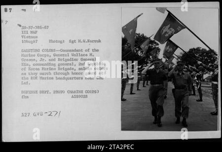 Kommandant des Marine Corps, General Wallace M. Greene Jr. und Brigadegeneral Kim grüßen Farben, während sie durch eine Ehrenwache im Hauptquartier der ROK Marine nahe Chu LAF marschieren. Dieses Foto wurde am 10. August 1967 während amerikanischer Militäraktivitäten in Vietnam aufgenommen." Stockfoto