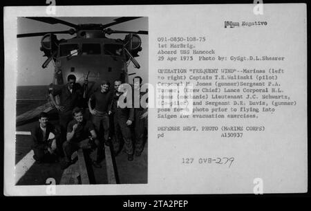 Mitglieder des US-Militärs von der 1st Marine Brigade posieren für ein Foto an Bord der USS Hancock während der Operation Frequent Wind am 29. April 1975. Sie bereiten sich darauf vor, nach Saigon zu fliegen, um Evakuierungsübungen durchzuführen. Auf dem Bild sind die genannten Personen Captain T. E. Walinski (Pilot), Corporal M. Jones (Revolver), Sergeant P. A. Turner (Crew Chief), Lance Corporal H. L. Jones (Mechaniker), Lieutenant J. C. Schwartz (Co-Pilot) und Sergeant D. R. Davis (Revolver). Dieses Foto wurde offiziell vom Verteidigungsministerium (Marine Corps) veröffentlicht. Stockfoto