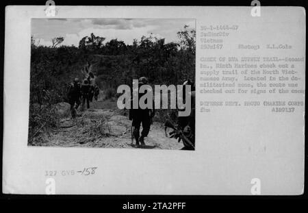 US-Marines des Zweiten Bataillons, 9. Marines, die eine Nachschubspur der nordvietnamesischen Armee in der entmilitarisierten Zone in Vietnam überprüfen. Die Marines suchten nach Anzeichen feindlicher Aktivität entlang der Route. Dieses Foto wurde am 29. Juli 1967 von B.L. Cole aufgenommen. Stockfoto