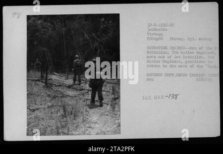 Männer des 2. Bataillons, 7. Marine-Regiment, sind auf dem Foto zu sehen, wie sie während der Operation Prairie I am 20. September 1966 aus den Positionen des 1. Bataillons, 4. Marine-Regiments herauszogen. Dieses Bild zeigt ihre Rückkehr in die Gegend, die als „The Rock“ in Vietnam bekannt ist. Das Foto wurde von CPL Mahony aufgenommen. Stockfoto